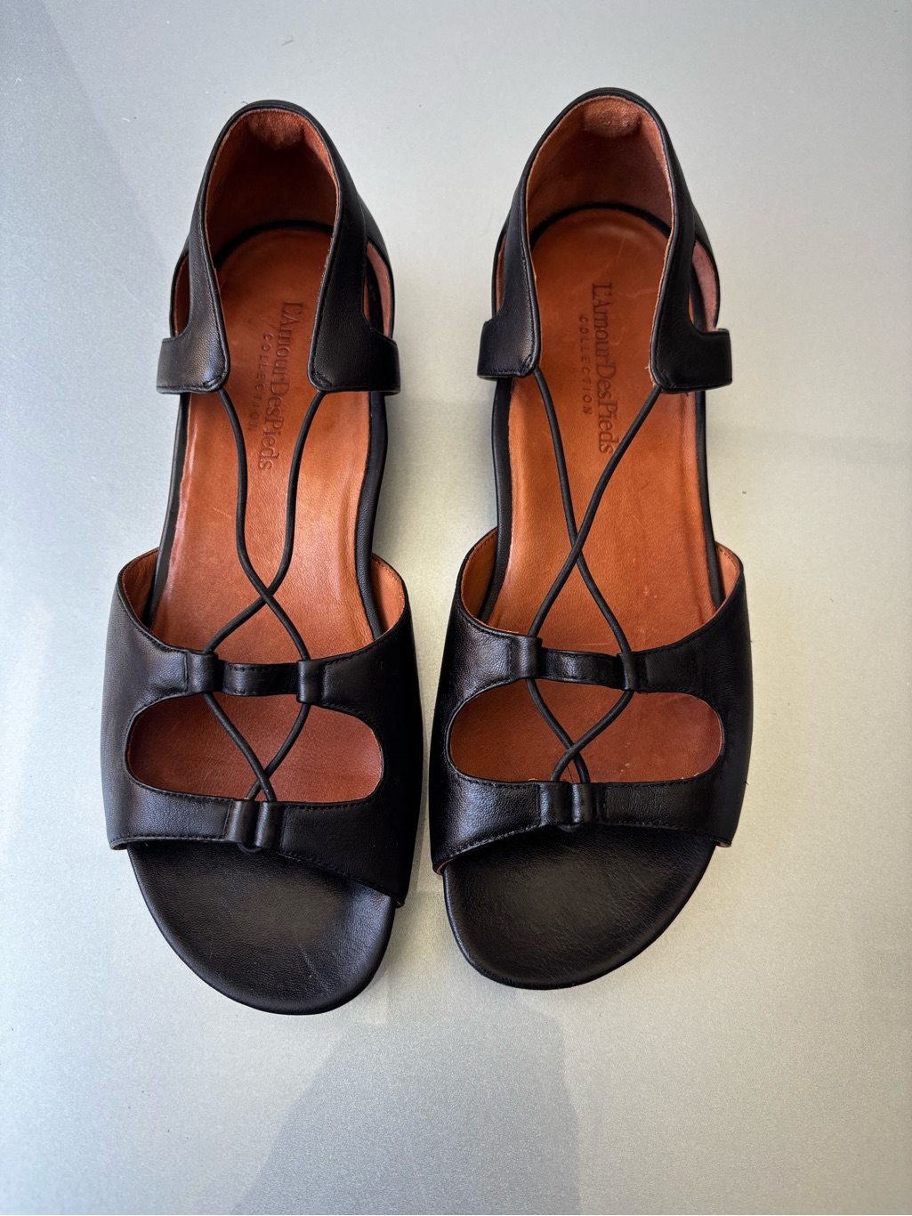 L Amour Des Pieds Black Women's Leather Open-Toe Flat Sandals